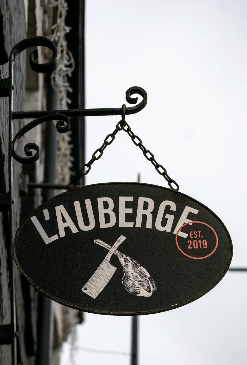 L'enseigne en fer forgé de L'Auberge de Mouvaux, Est. 2019