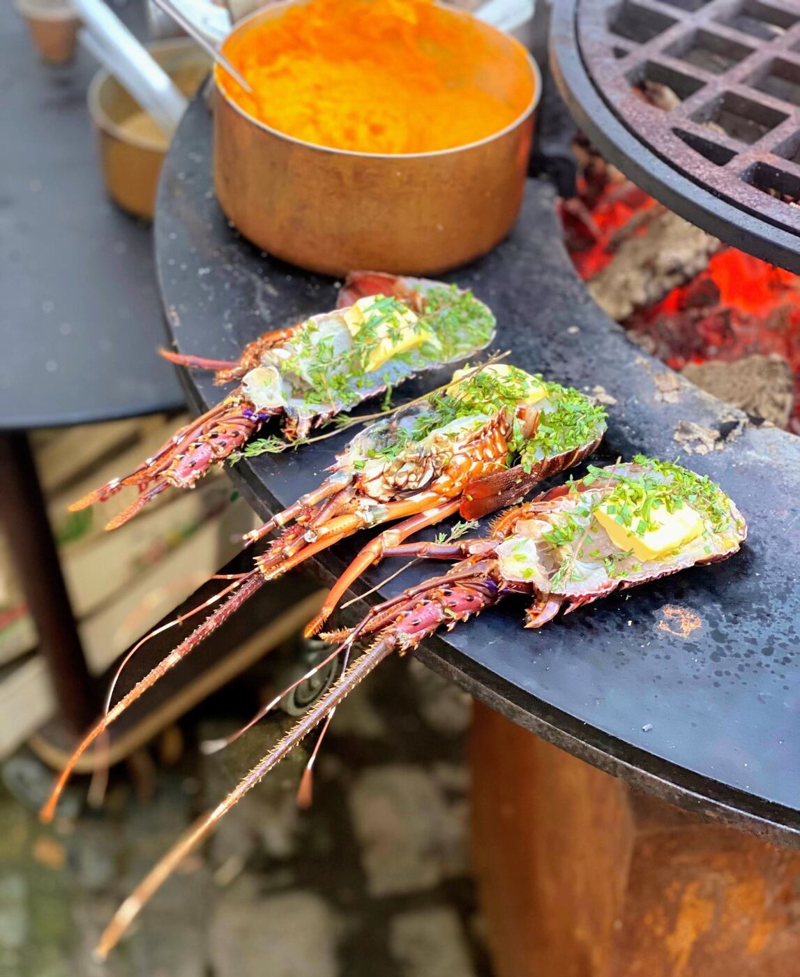 Langoustes grillées au beurre et aux herbes sur la plancha