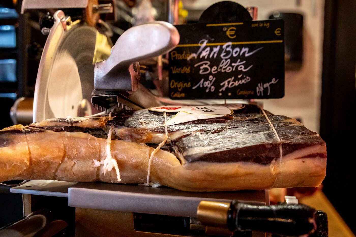 Jambon Bellota ibérique sur la trancheuse de L'Auberge de Mouvaux