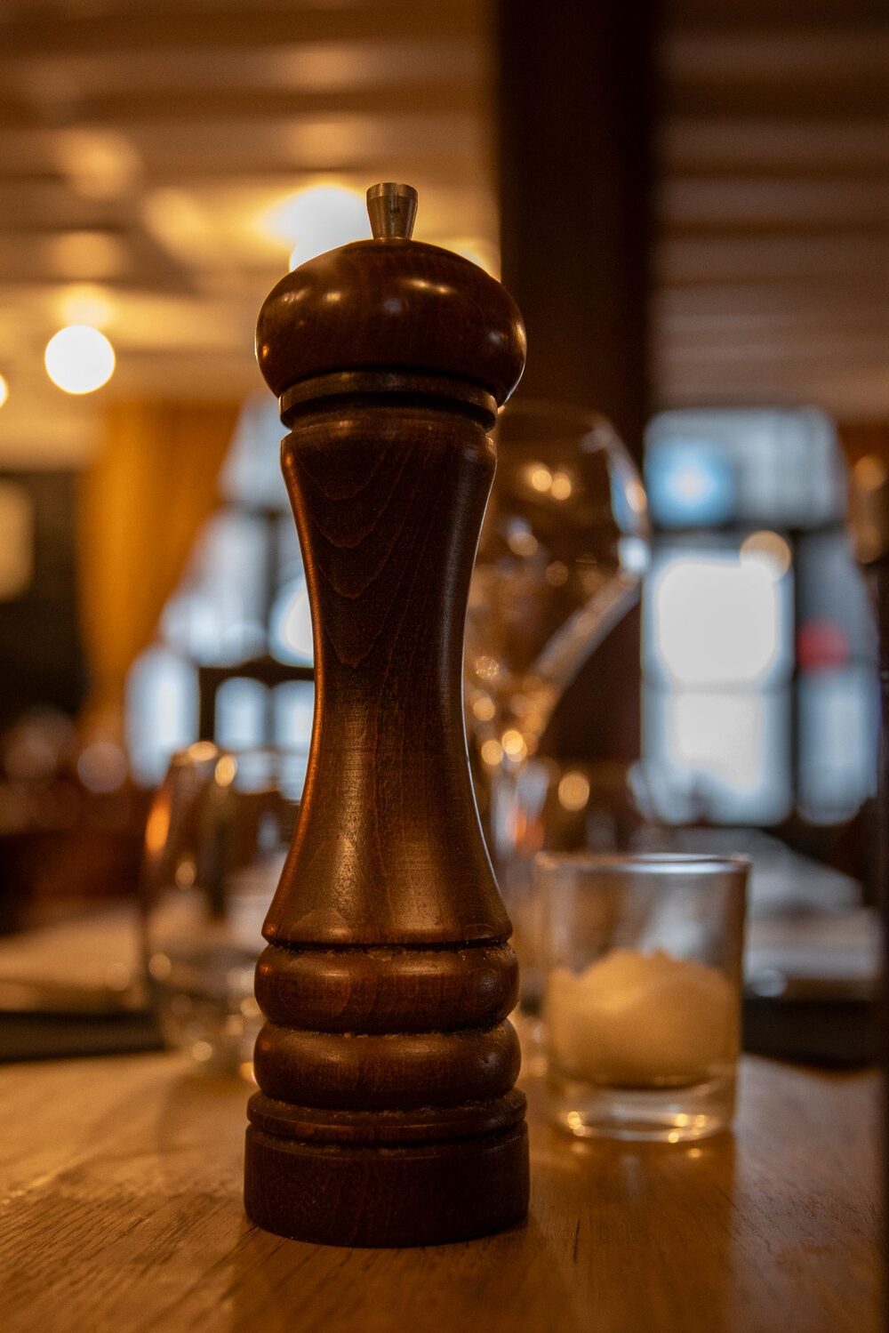 Un moulin à poivre sur la table en chêne