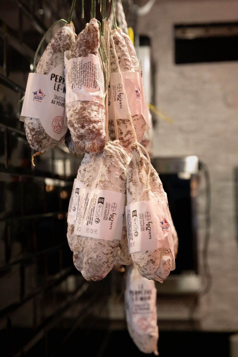 Saucissons suspendus dans la boucherie