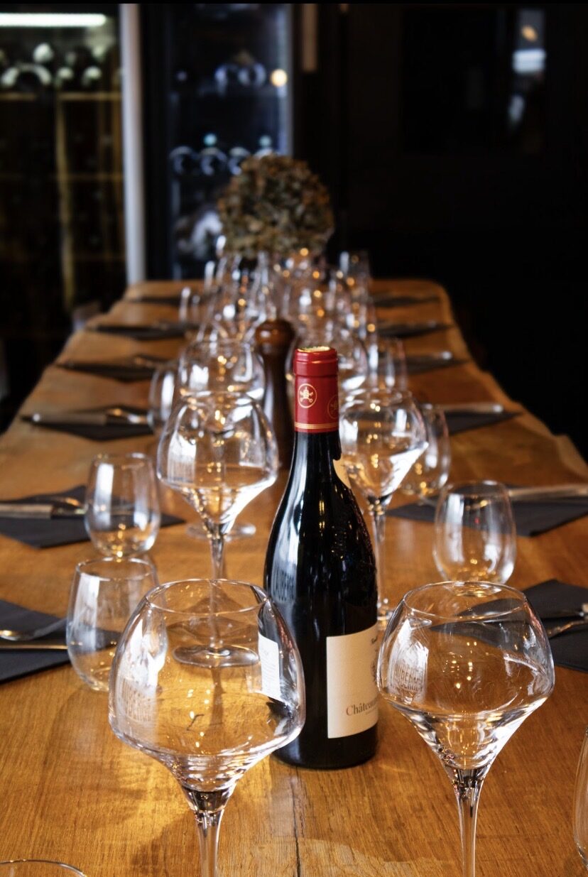 Bouteille de rouge sur la grande table