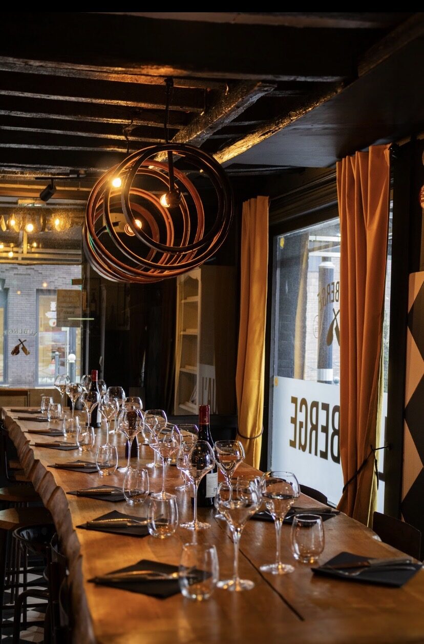 La table d'hôte et son lustre, vue de côté