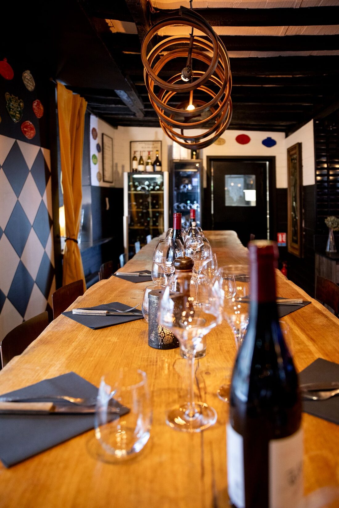 La grande table d'hôte et sa bouteille de rouge