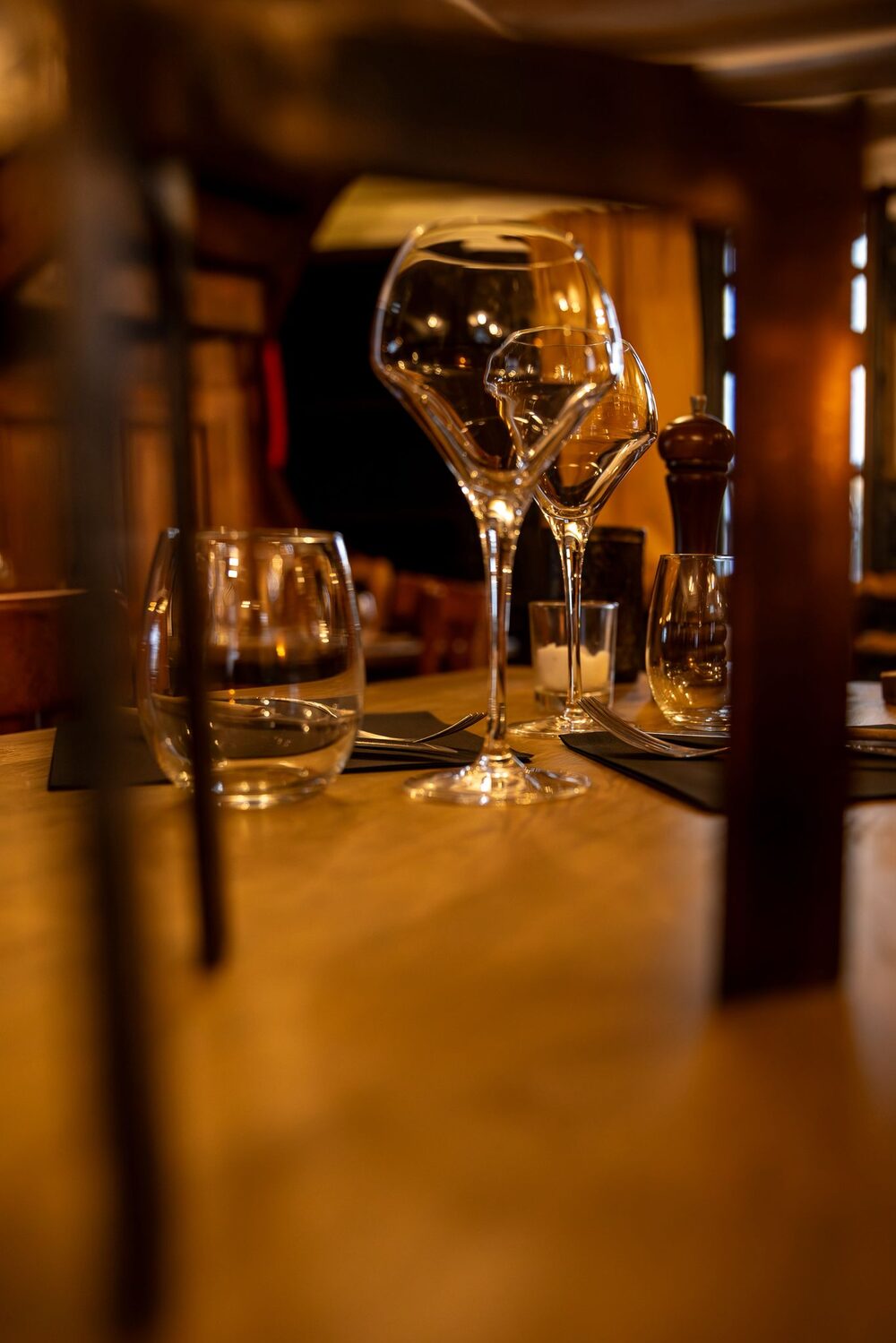 Verres à vin sur la table en chêne